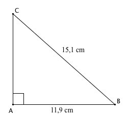 En rettvinklet trekant der den rette vinkelen er A, AB= 11,9 cm og BC = 15,1 cm.